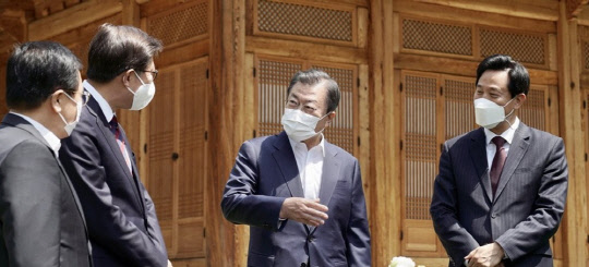 문재인(왼쪽 세번째) 대통령이 21일 청와대 상춘재에서 오세훈 서울시장(왼쪽 네번째), 박형준 부산시장(왼쪽 두번째)과 오찬 간담회에 앞서 환담하고 있다. 왼쪽 첫번째는 유영민 대통령 비서실장. 연합뉴스